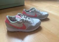 Nike Sneaker Schuhe Turnschuhe Größe 36,5 Niedersachsen - Wardenburg Vorschau