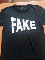 T Shirt schwarz mit "FAKE" Schriftzug München - Sendling Vorschau