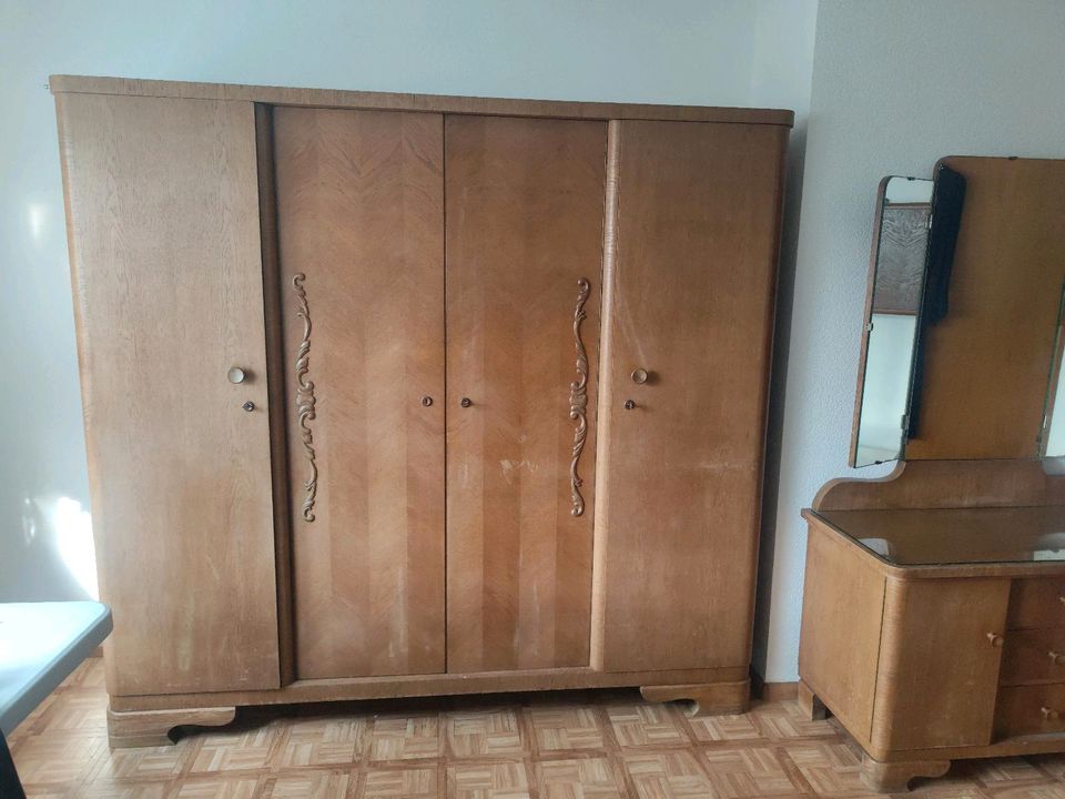 Alter Kleiderschrank und Sideboard mit Spiegel in Rodgau