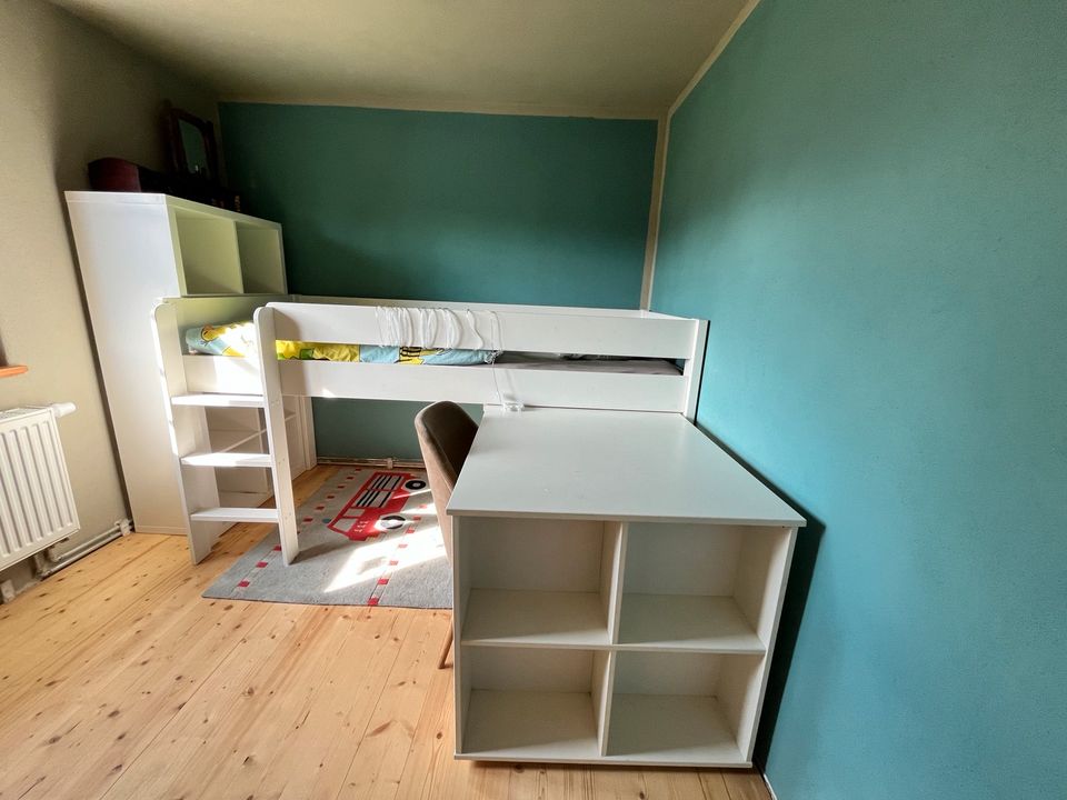 Kinderzimmermöbel: Hochbett, Schreibtisch, Teppich in Pretzschendorf