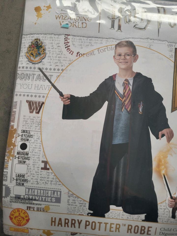 Harry Potter Größe 104 Robe Umhang Gewand Mantel Zauberstab Kostü in Rheinfelden (Baden)