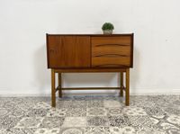 WMK Besonder schöne und sehr gut erhaltene kleine skandinavische Kommode in Teakholz mit Schubladen und Schiebetür # Schränkchen Sideboard Flurkommode Danish Design Teak Mid-Century Vintage 60er 70 Friedrichshain-Kreuzberg - Friedrichshain Vorschau