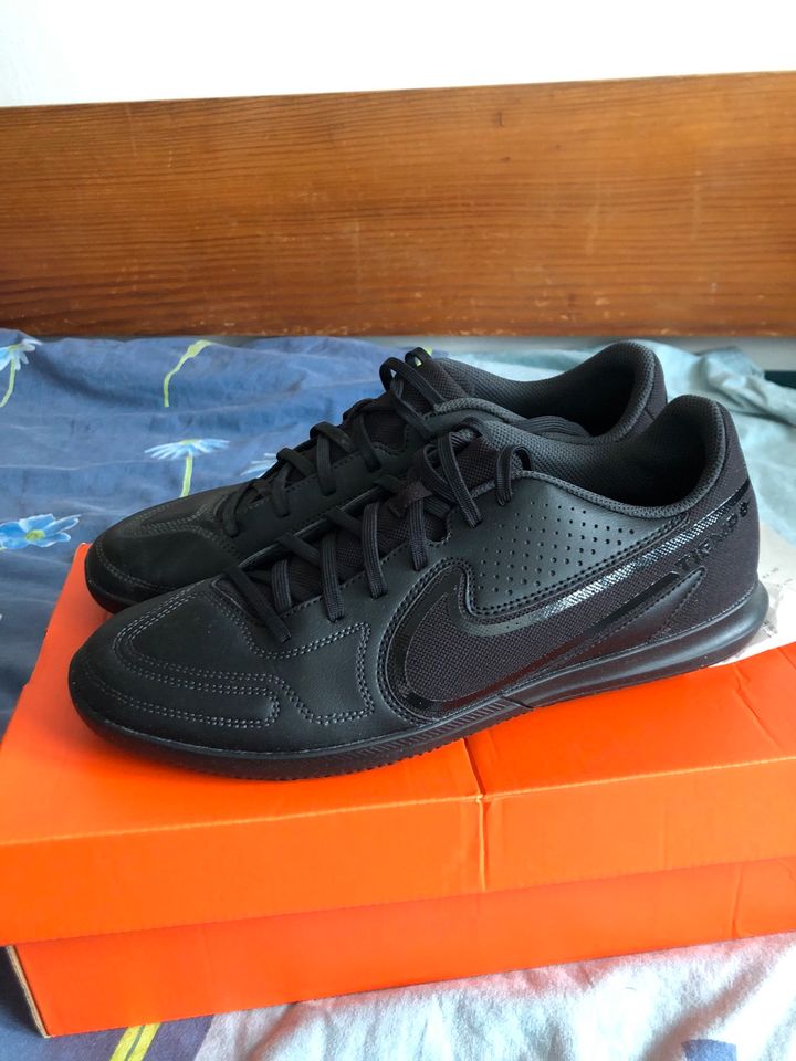 Nike  Tiempo Legend 9 Club IC Unisex Hallenschuhe in Bonn