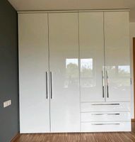 Kleiderschrank | weiß | hochglanz | 220cm auf 240cm Baden-Württemberg - Baltmannsweiler Vorschau