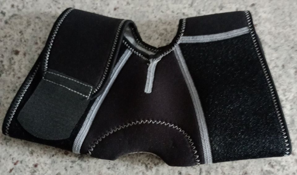 Kniebandage schwarz mit verstellbaren Klettstreifen in Leipzig