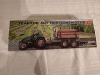 Traktor mit Friktionsmotor,  playbear ..mit Holzanhänger Hessen - Neuhof Vorschau