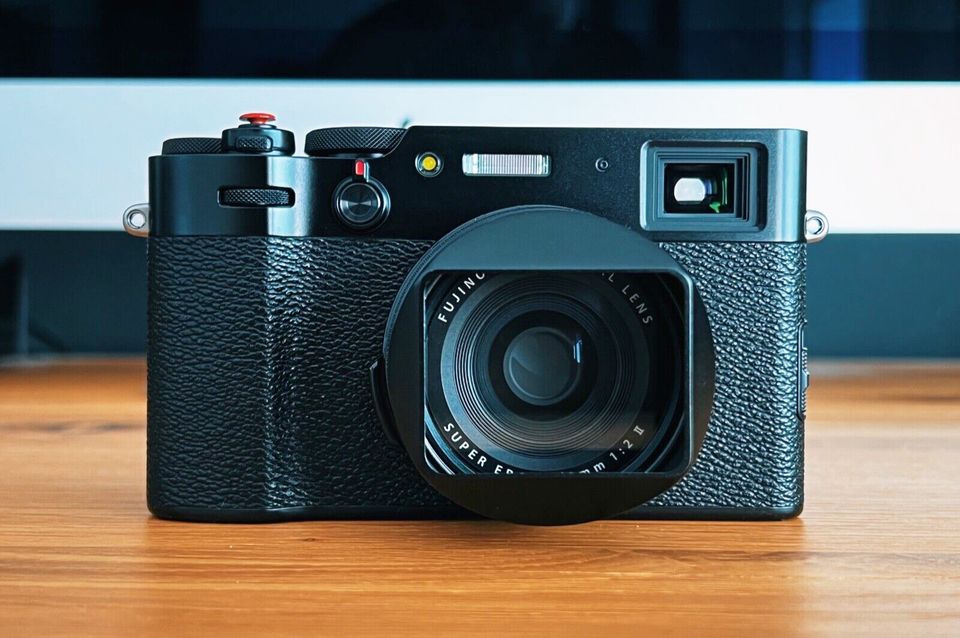 Fujifilm X100V Kompaktkamera (Schwarz) mit Zubehörpaket in Centrum