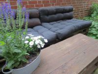 Palettenmöbel outdoor mit  anthrazit-graue  Auflagen und Regal Nordrhein-Westfalen - Havixbeck Vorschau