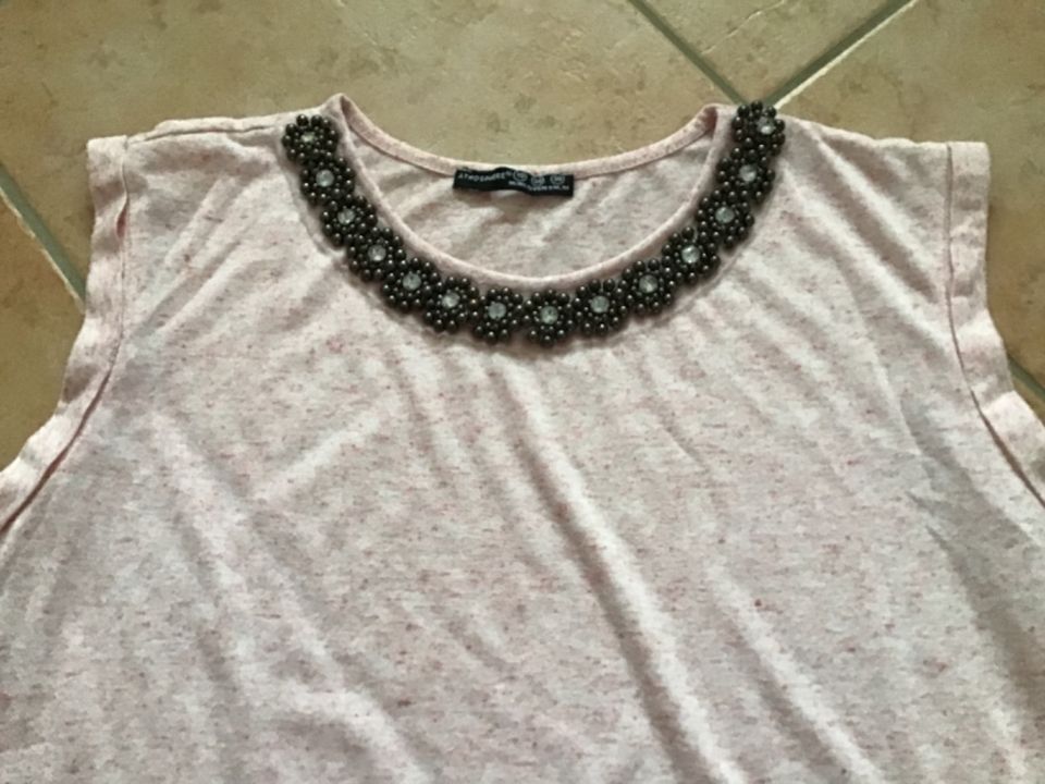 T-Shirt Atmosphere/Primark in rose mit Kettendetail in Höxter