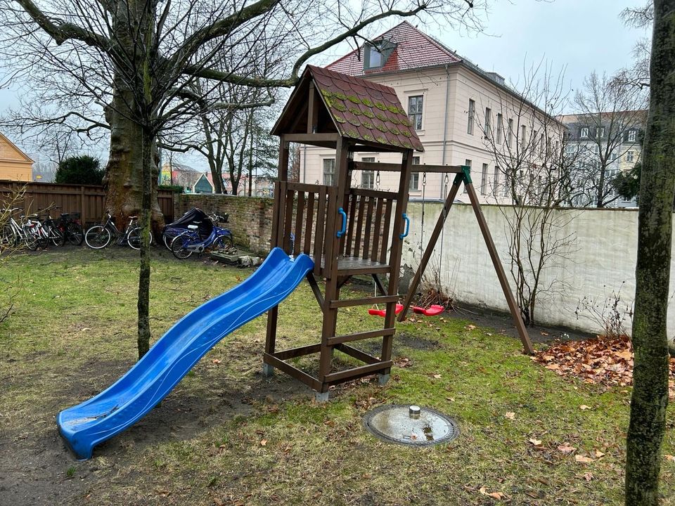 Spielplatz Holzturm Schaukel Rutsche in Potsdam