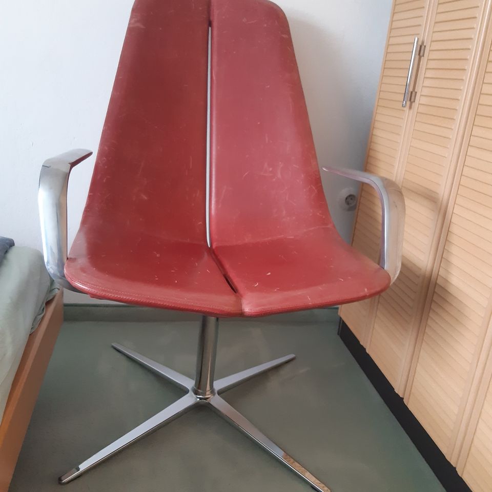 W-Lounge-Chair, rotes Rindleder in München