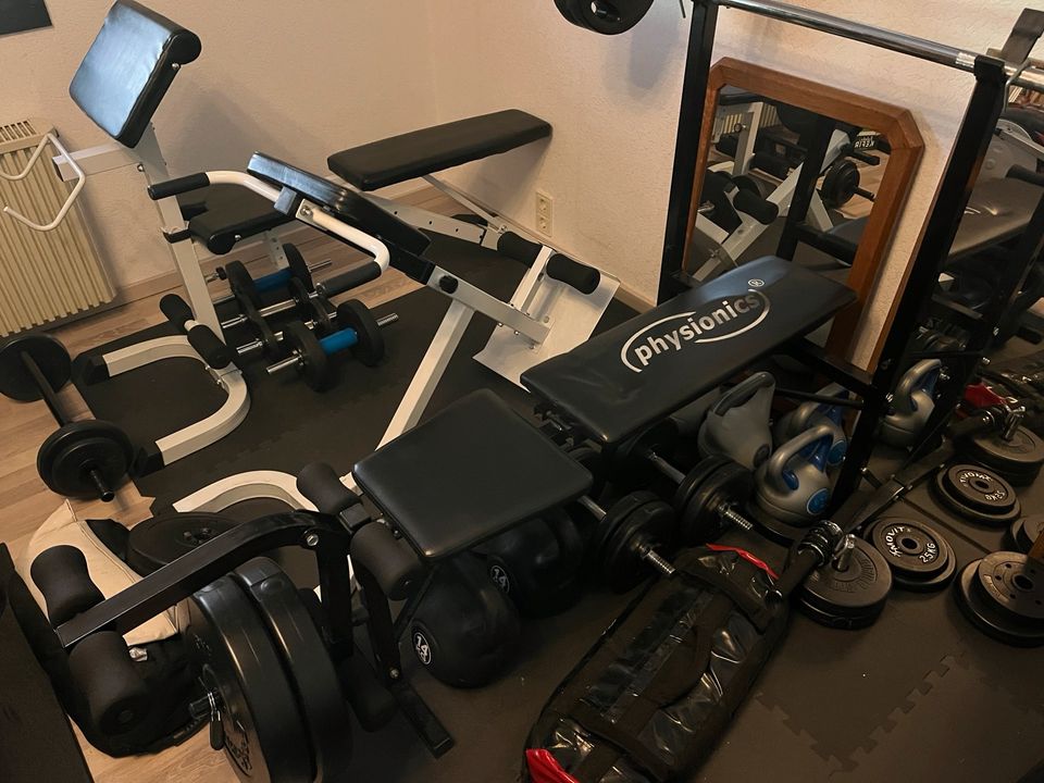 Fitnessgeräte Crosstrainer/Hantelbank/Latzug/Hyperextension in Schutzbach