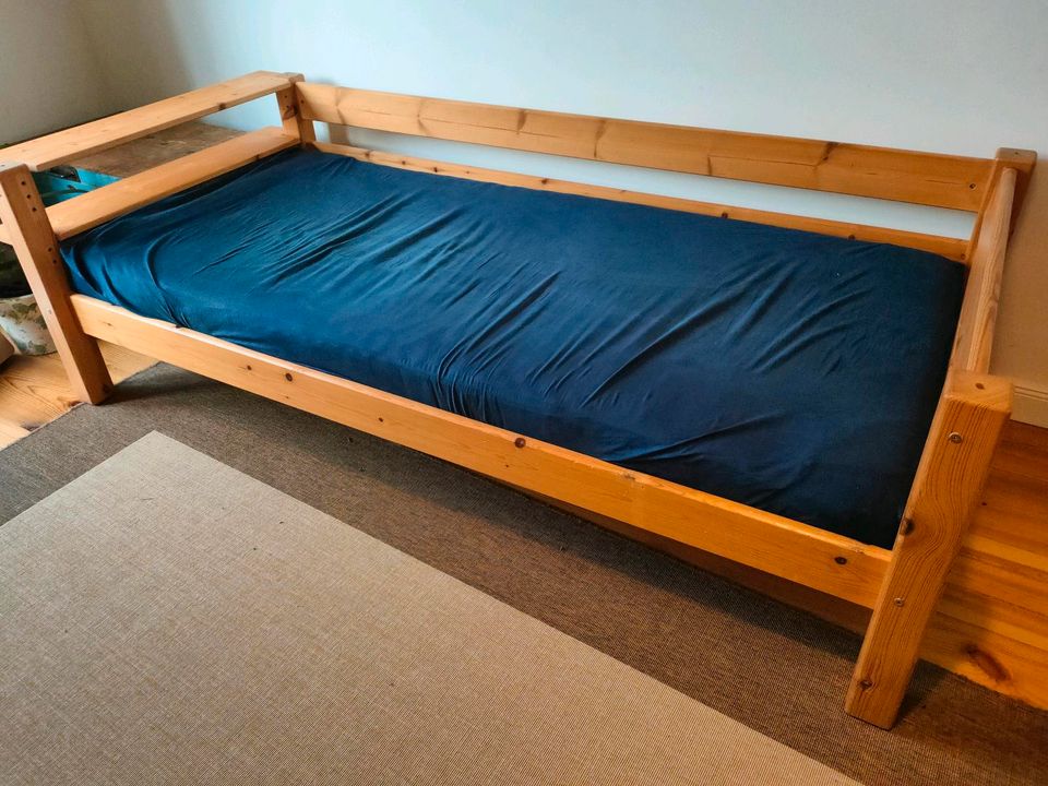 Echtholz Bett von RS Möbel gepflegter Zustand in Wismar