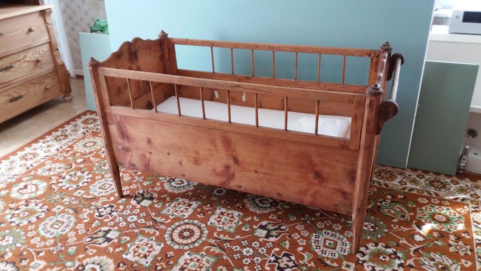 Babybett Kinderbett Beistellbett Wickeltisch Baby Bett Holz Antik in Leisnig