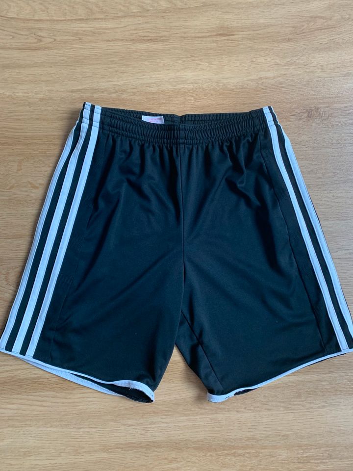 Adidas Shorts Sport Trikothose 11-12 Jahre Gr. 152 wie neu in Bottrop