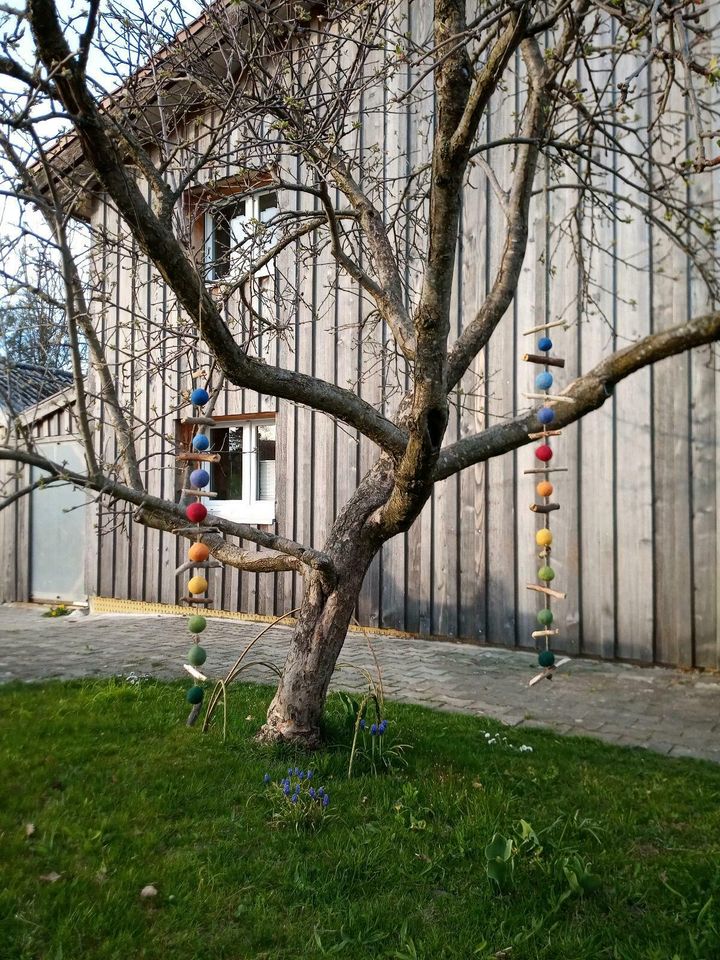 Windspiel Girlande Garten Deko Schwemmholz Filzkugeln in Argenbühl