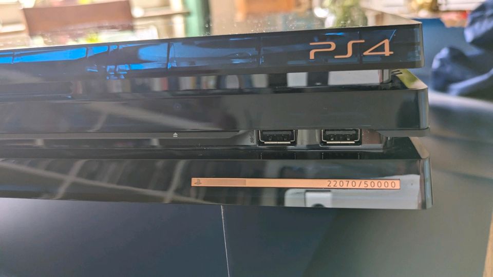 PS4 Pro Konsole 500 Million Limited Edition 2TB in Hamburg