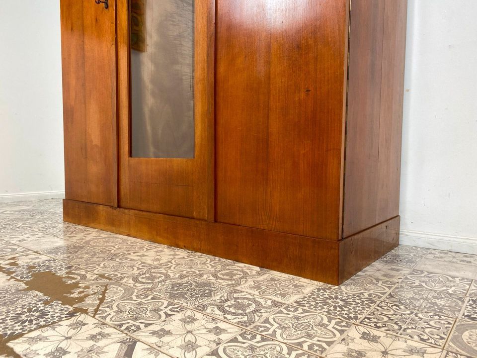 WMK Wunderschöner und gut erhaltener antiker Kleiderschrank aus vollem Holz mit Glastüren und hübschen Holzapplikationen # Schrank Schlafzimmerschrank Wäscheschrank Dielenschrank Jugendstil Vintage in Berlin