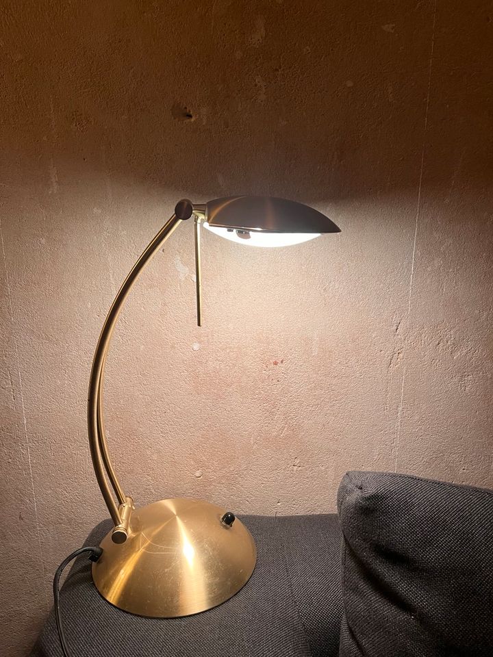 Tischelampe mit Knopfdimmer in Berlin