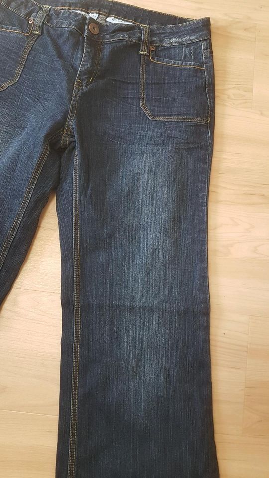 Yessica Stretch-Jeans, blau, Größe 42, neu in Ebersburg