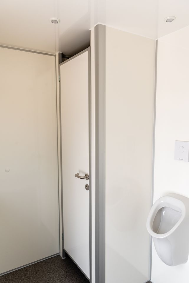 Moderner hochwertiger Toilettenwagen zu vermieten - Baujahr 06/19 in Vettweiß