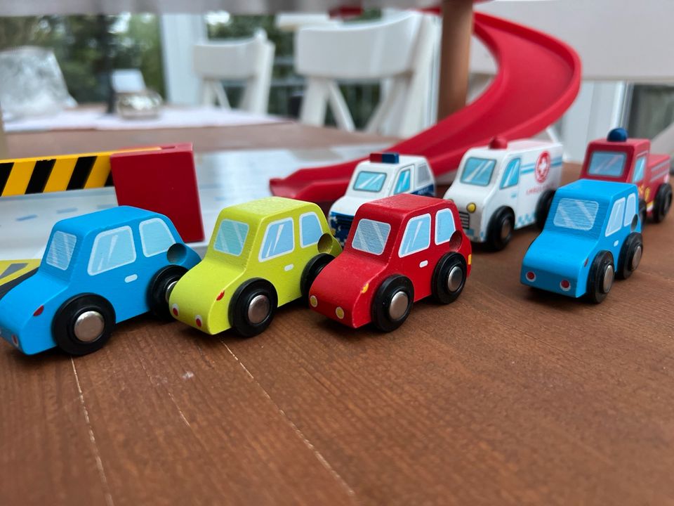 Parkhaus von New Classic Toys mit Zubehör in Wienhausen