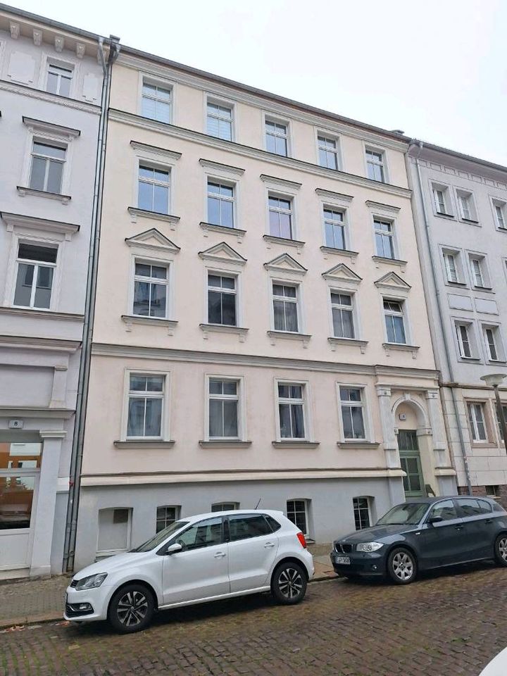 Top sanierte 2-R Wohnung mit EBK und Balkon im Zentrum in Halle