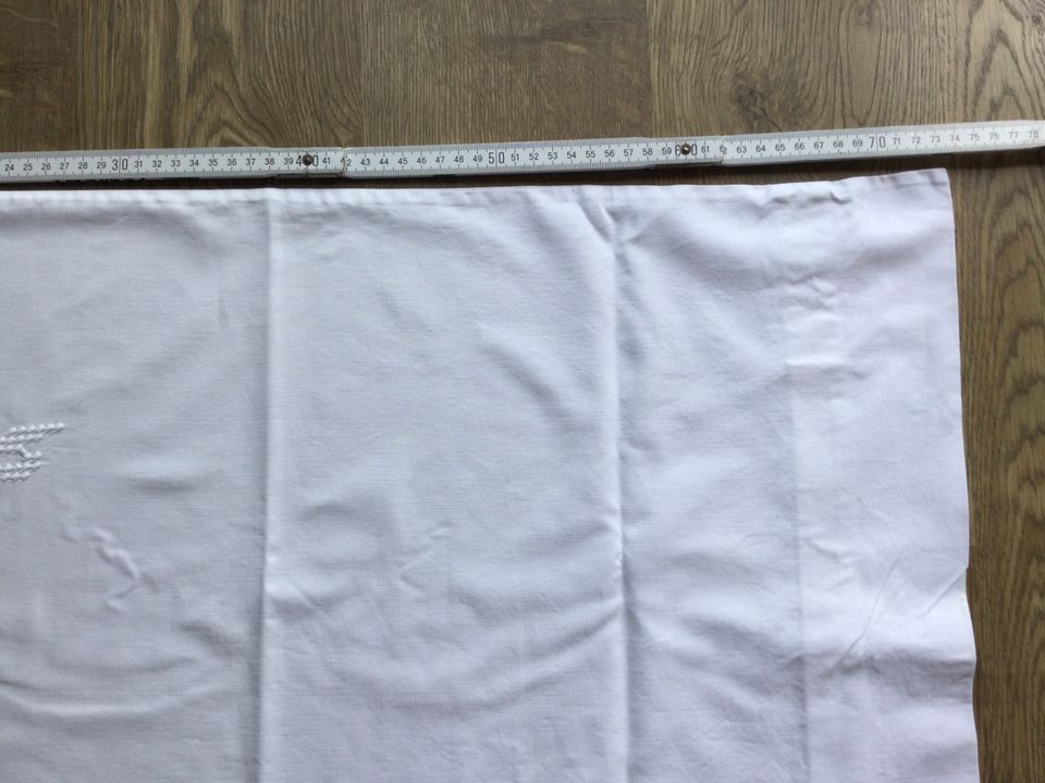 Weiß farbener Kopfkissenbezug mit Stickereien, 78 x 74 cm in Nickenich