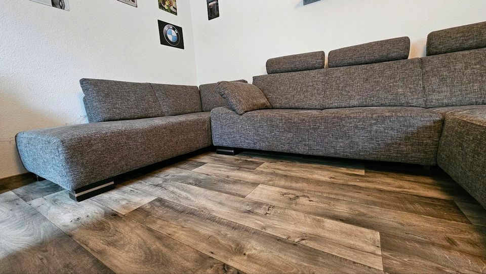 Zweiteiliges Sofa mit Kopfstützen und verstellbaren Kissen in Bad Berneck i. Fichtelgebirge