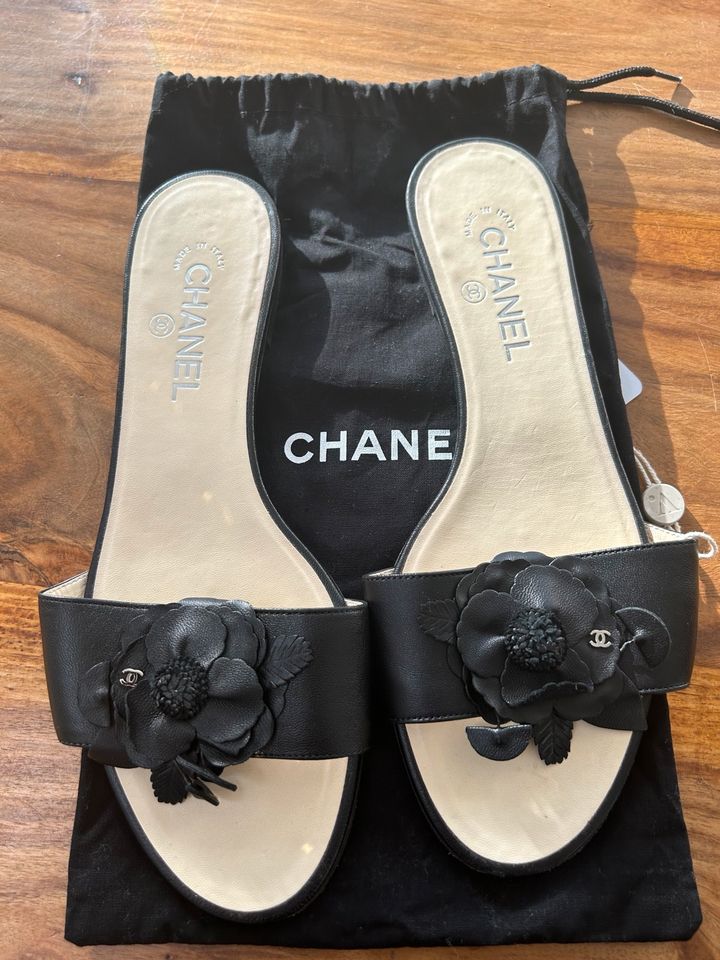Chanel, Camelie, Sandalen, Pantoffeln, schwarz, Leder in Berlin