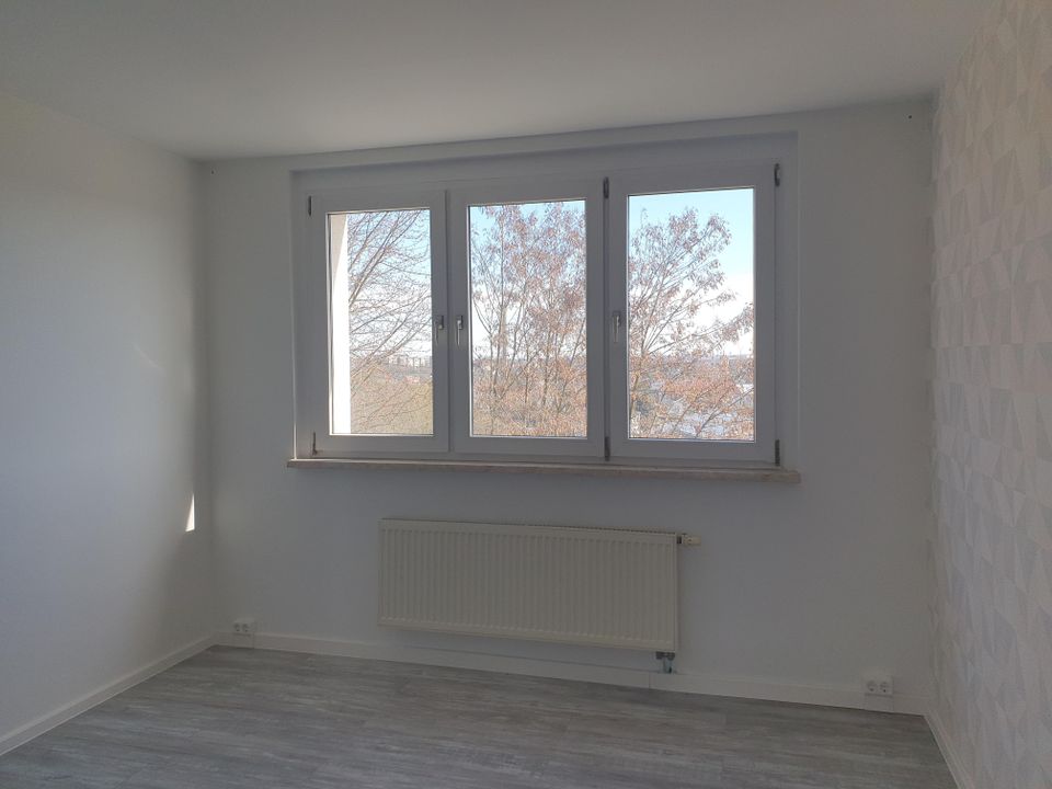 Schöne 3-Raum-Eigentumswohnung mit Balkon und Einbauküche in Hainichen