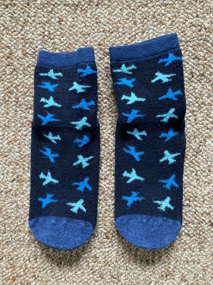 Stopper-/Anti-Rutsch-Socken von dm mit Flugzeugen in Stuttgart