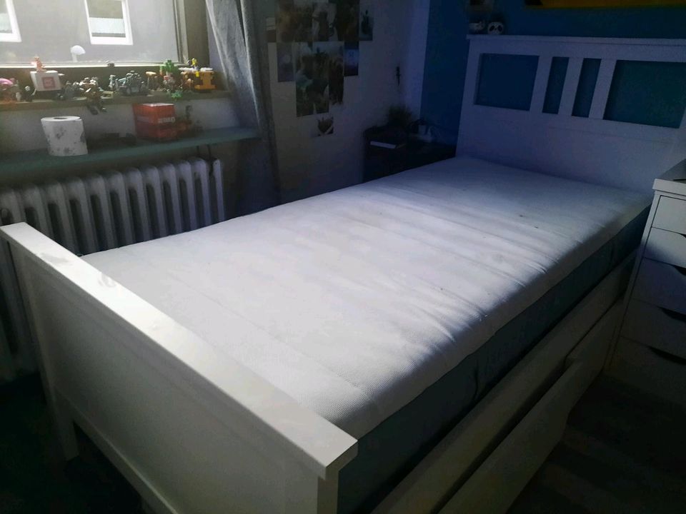 Ein Bett mit Matratze in Mettmann