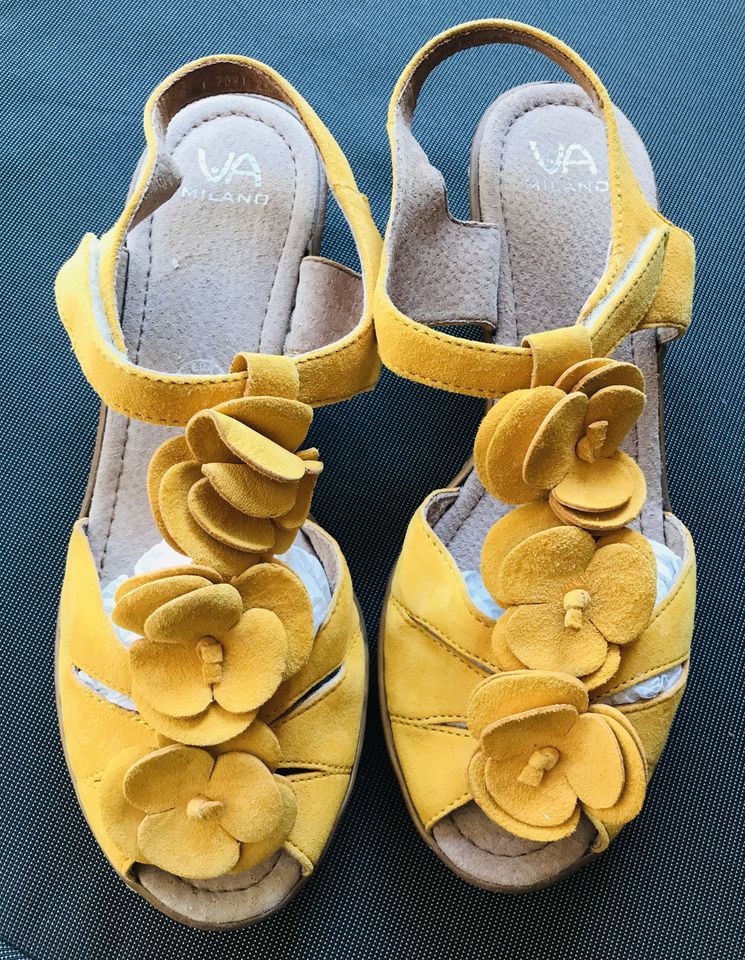 Damen Sandale -- Wildleder -- gelb -- Blumen-Details -- Gr. 39 in München