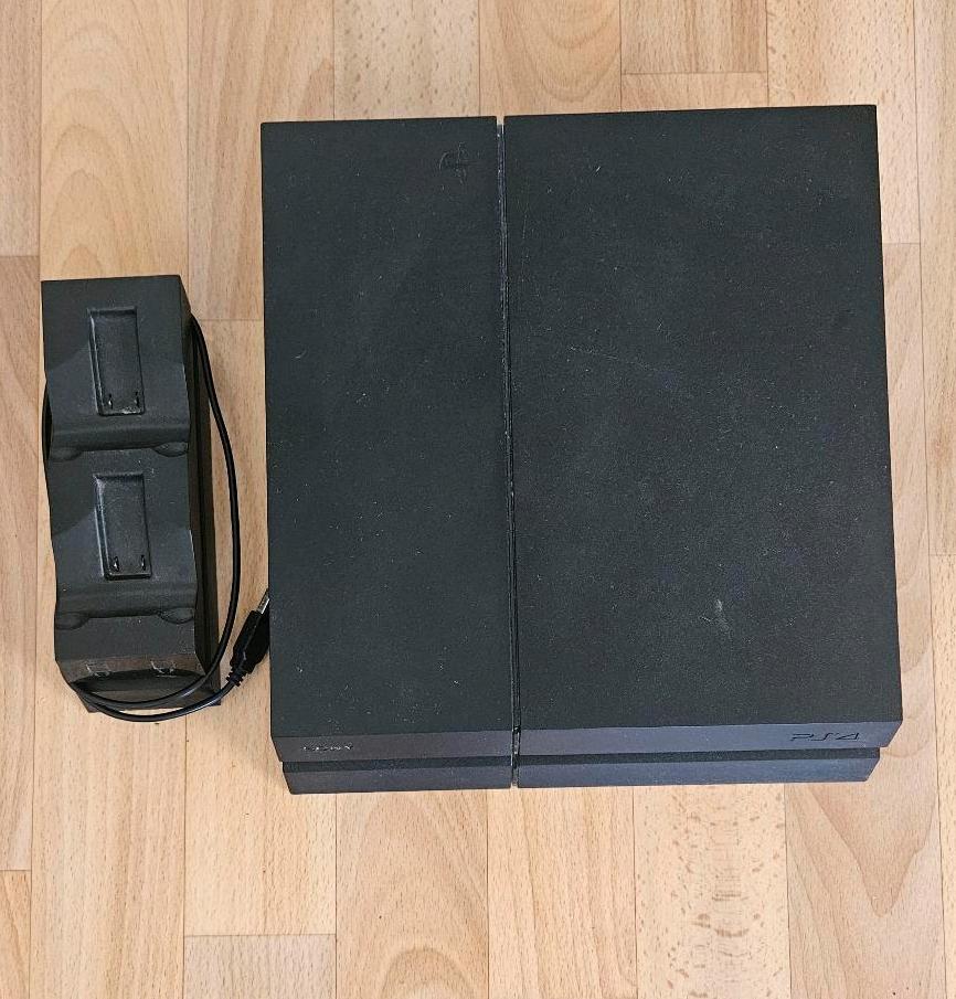PlayStation 4 mit 4 Controllern, Spielen & Zubehör – Komplettset in Berlin