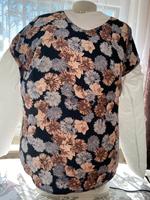 Schwarzes Shirt/ Top mit lachsfarbenes Blumenmotiv Brandenburg - Lübbenau (Spreewald) Vorschau