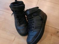 NIKE Sneaker Gr 38 ( eher 37,5 ) schwarz Sport Schuhe Nordrhein-Westfalen - Gelsenkirchen Vorschau