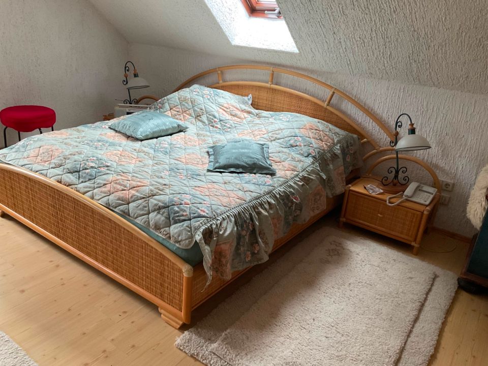 Traumhaftes Rattandoppelbett mit zwei passenden Nachtschränkchen in Colditz