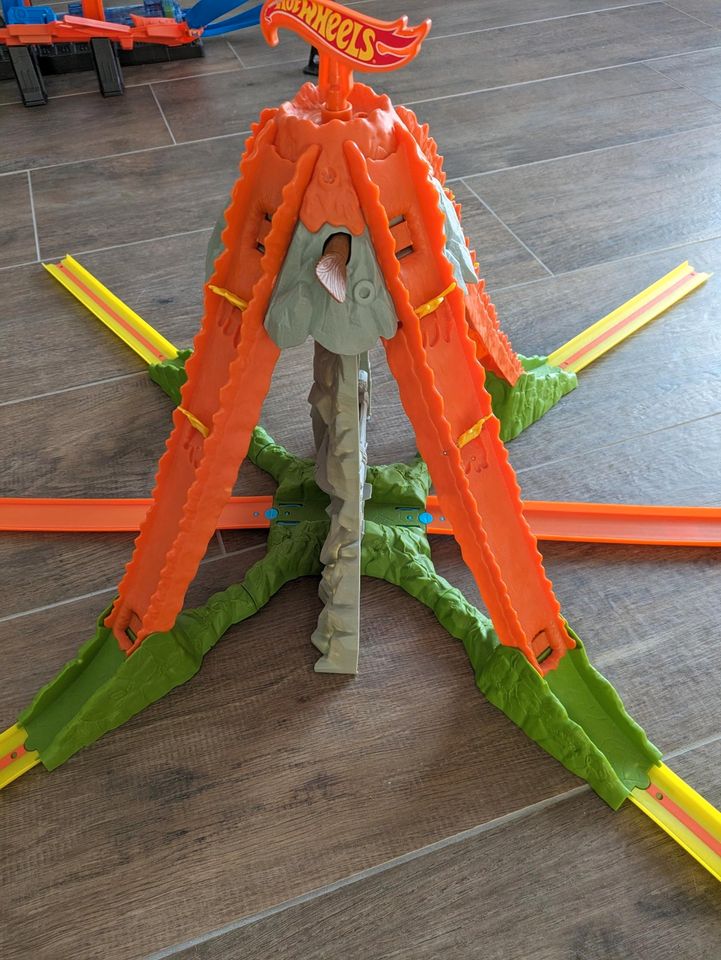 Hot Wheels Volcano Blast Track Builder in Brück