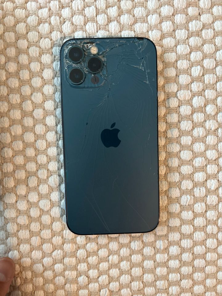 I Phone 12 Pro 256 GB Pazifik Blau [Rückseite beschädigt] in Berlin