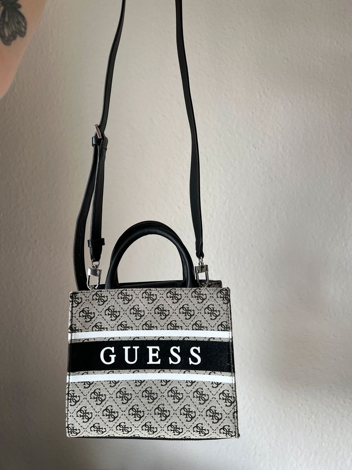 Guess Handtasche in Troisdorf