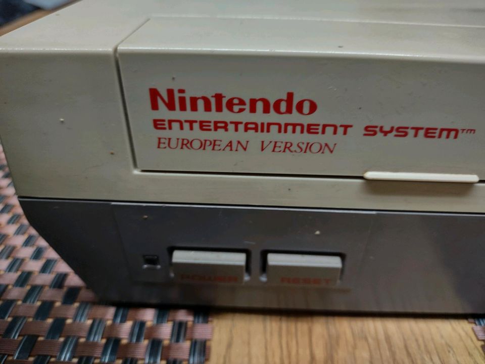 Nintendo Entertainment System European Version mit 5 Spielen in Cobbel