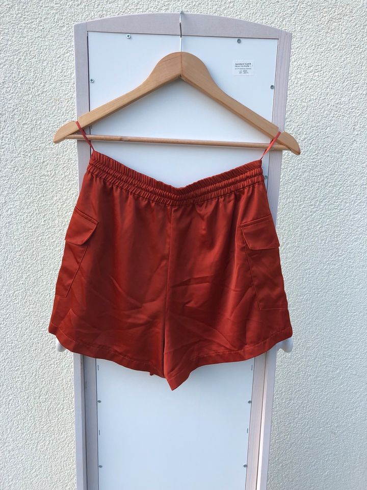 Zara Shorts in Satin-Optik in Hofgeismar