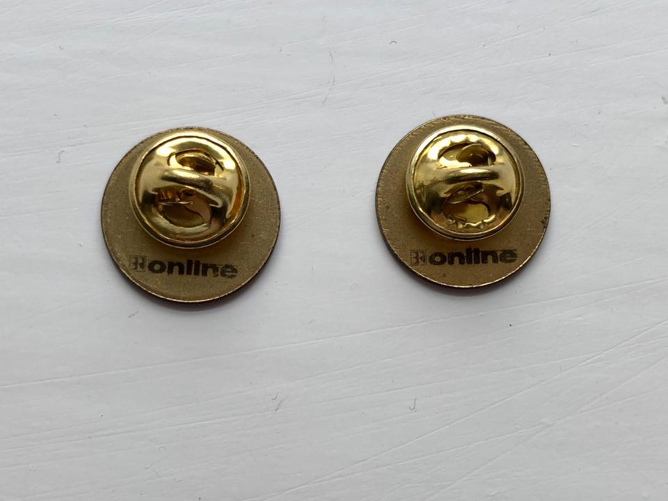 Bayerischer Rundfunk 2 Buttons Pins schwarz Smiley in München