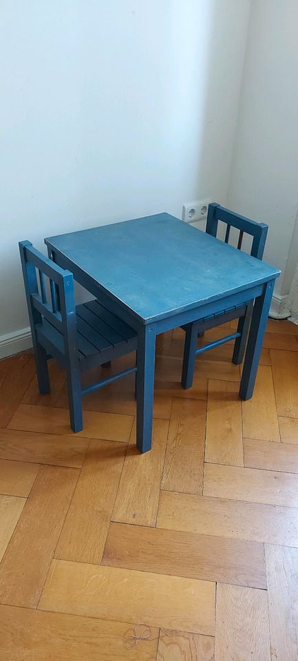 IKEA Kindertisch Tisch mit 2 Stühlen blau in Berlin