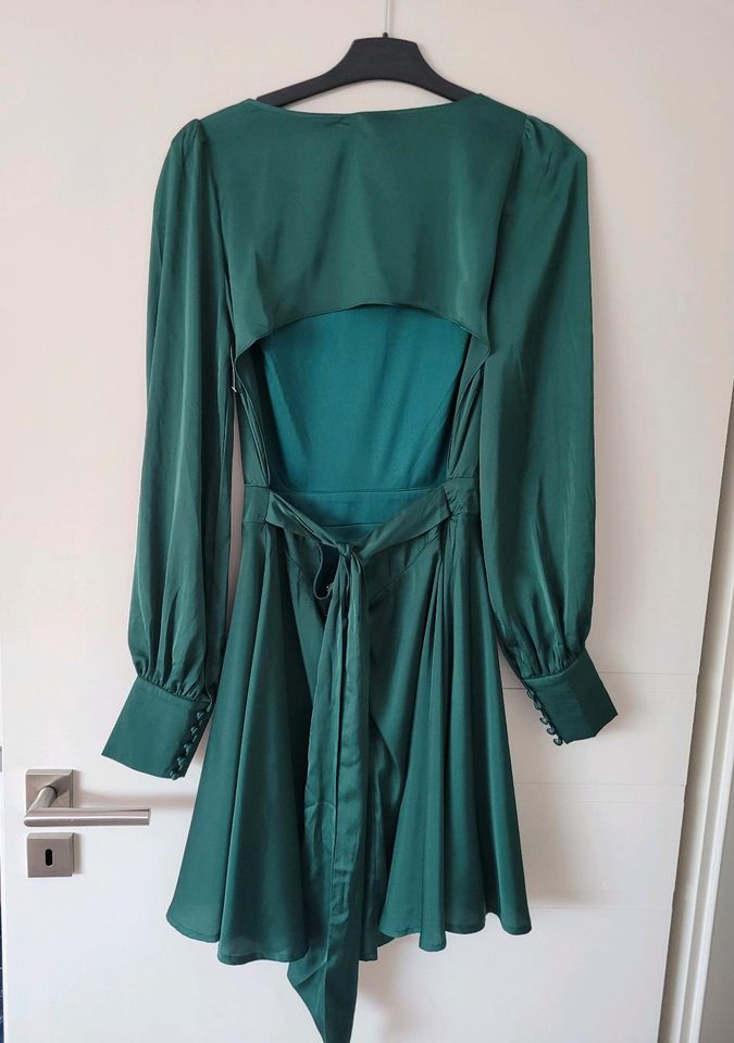 Tfcn Kleid Smaragdgrün Dunkelgrün grün 40 rückenfrei Satin in Weyhe