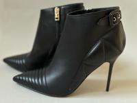 Original Burberry Stiefeletten Pumps Schuhe Leder Schwarz 39 NEU Hessen - Fürth Vorschau