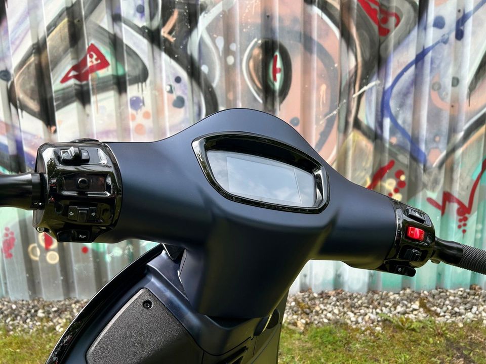 Vespa GTS 300  Tech Edit"Raggio di Luna"Mod . Keyless in München