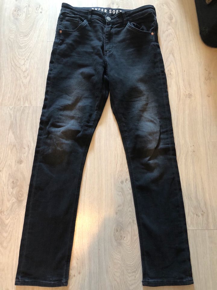 H&M Super Soft Jeans Gr. 164 in Vienenburg