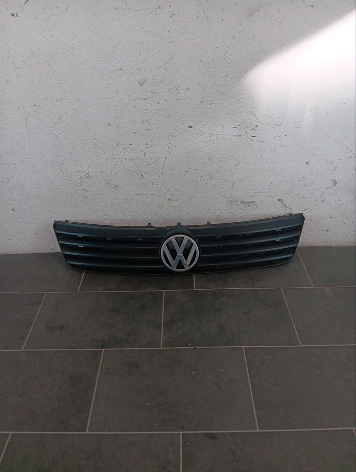 Grill kühlergrill VW Passat 3B. B5/1996_2000(3B0853653C)original in Wuppertal